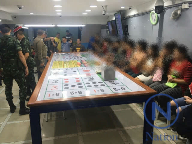 จับบ่อนพนัน "เสือมังกร" ย่านพระโขนง รวบนักพนันได้ 63 คน