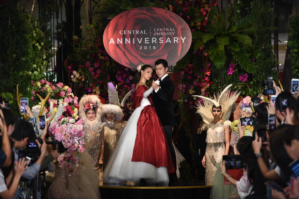 (ภาพชุด) "ญาญ่า" ควง "นาย- ณภัทร"  เปิดฟลอร์เต้นรำ ฉลอง 71 ปี ห้างเซ็นทรัล