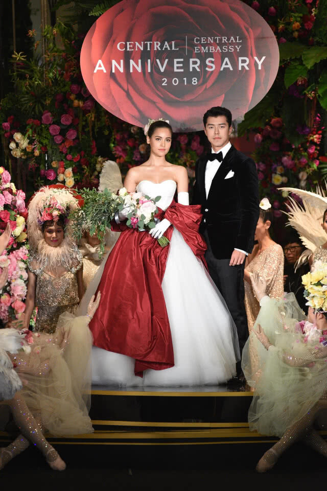 (ภาพชุด) "ญาญ่า" ควง "นาย- ณภัทร"  เปิดฟลอร์เต้นรำ ฉลอง 71 ปี ห้างเซ็นทรัล
