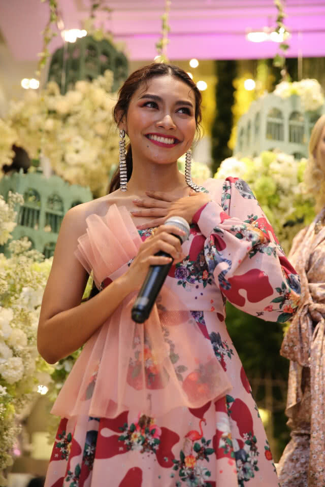 (ภาพชุด) "ญาญ่า" ควง "นาย- ณภัทร"  เปิดฟลอร์เต้นรำ ฉลอง 71 ปี ห้างเซ็นทรัล