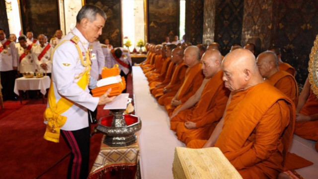 ในหลวง เสด็จฯ ถวายผ้าพระกฐิน "วัดบวรนิเวศ-วัดมหาธาตุ"