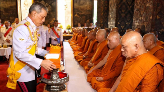 ในหลวง เสด็จฯ ถวายผ้าพระกฐิน "วัดบวรนิเวศ-วัดมหาธาตุ"