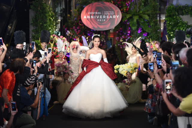 (ภาพชุด) "ญาญ่า" ควง "นาย- ณภัทร"  เปิดฟลอร์เต้นรำ ฉลอง 71 ปี ห้างเซ็นทรัล