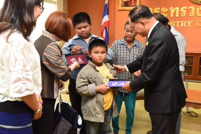 "บิ๊กอู๋"มอบเงินสมทบบำเหน็จชราภาพแก่ทายาท แรงงานไทยเสียชีวิตที่เกาหลีใต้