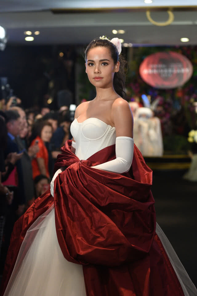 (ภาพชุด) "ญาญ่า" ควง "นาย- ณภัทร"  เปิดฟลอร์เต้นรำ ฉลอง 71 ปี ห้างเซ็นทรัล