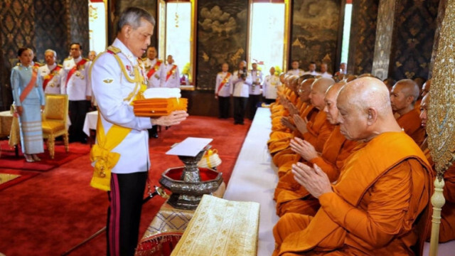 ในหลวง เสด็จฯ ถวายผ้าพระกฐิน "วัดบวรนิเวศ-วัดมหาธาตุ"