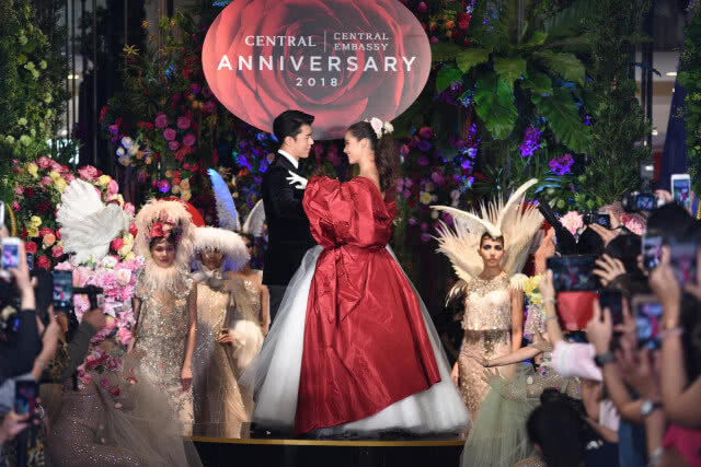 (ภาพชุด) "ญาญ่า" ควง "นาย- ณภัทร"  เปิดฟลอร์เต้นรำ ฉลอง 71 ปี ห้างเซ็นทรัล