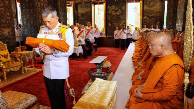 ในหลวง เสด็จฯ ถวายผ้าพระกฐิน "วัดบวรนิเวศ-วัดมหาธาตุ"