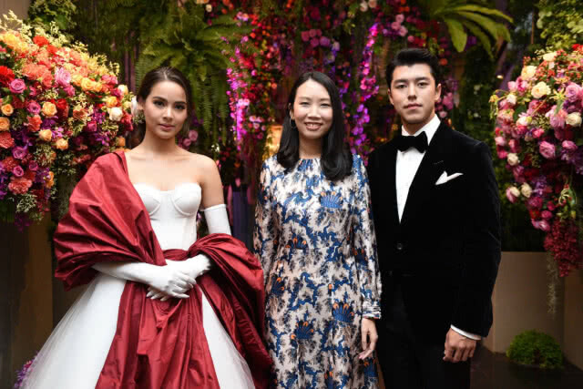 (ภาพชุด) "ญาญ่า" ควง "นาย- ณภัทร"  เปิดฟลอร์เต้นรำ ฉลอง 71 ปี ห้างเซ็นทรัล