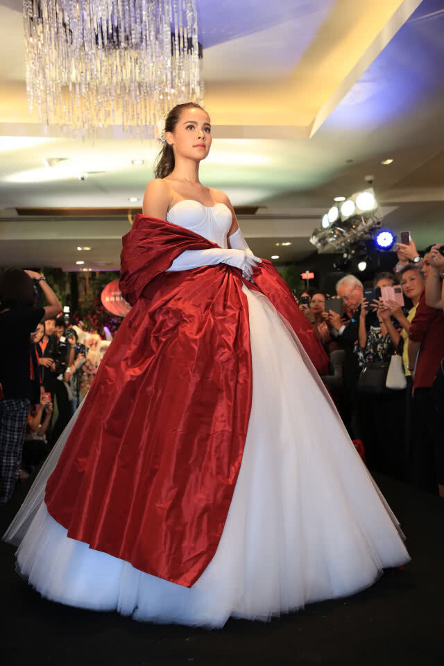 (ภาพชุด) "ญาญ่า" ควง "นาย- ณภัทร"  เปิดฟลอร์เต้นรำ ฉลอง 71 ปี ห้างเซ็นทรัล