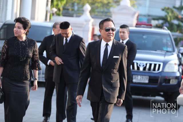 แขกทยอยร่วมพิธีพระราชทานน้ำหลวงอาบศพ คุณวิชัย