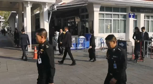 สวดอภิธรรมคืนแรก คนหลั่งไหลร่วมอาลัย "เจ้าสัววิชัย"