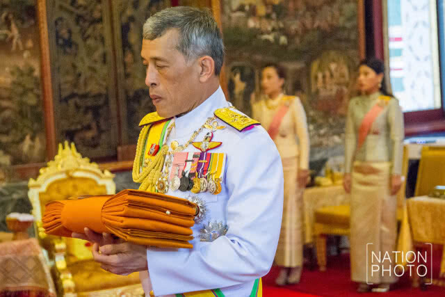 สมเด็จพระเจ้าอยู่หัว เสด็จพระราชดำเนิน ไปในการพระราชพิธีทรงบำเพ็ญพระราชกุศลถวายผ้าพระกฐิน พ.ศ.2561