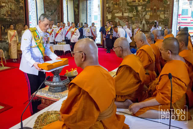 สมเด็จพระเจ้าอยู่หัว เสด็จพระราชดำเนิน ไปในการพระราชพิธีทรงบำเพ็ญพระราชกุศลถวายผ้าพระกฐิน พ.ศ.2561
