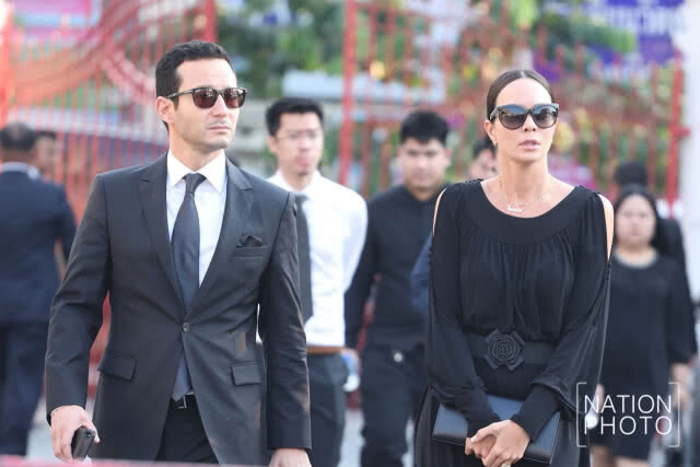 แขกทยอยร่วมพิธีพระราชทานน้ำหลวงอาบศพ คุณวิชัย