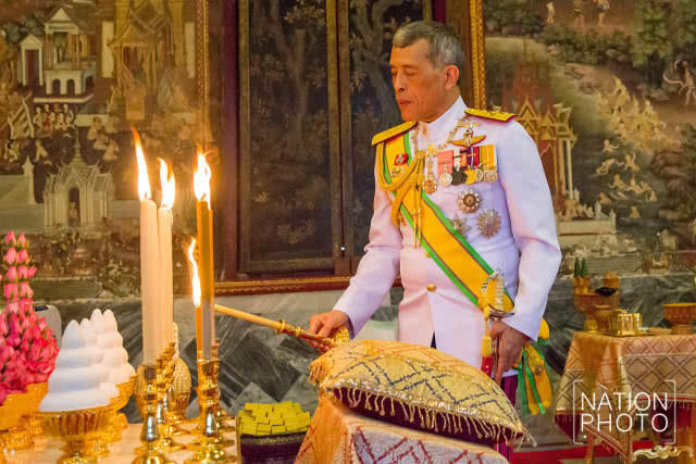 สมเด็จพระเจ้าอยู่หัว เสด็จพระราชดำเนิน ไปในการพระราชพิธีทรงบำเพ็ญพระราชกุศลถวายผ้าพระกฐิน พ.ศ.2561