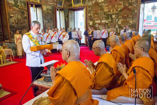 สมเด็จพระเจ้าอยู่หัว เสด็จพระราชดำเนิน ไปในการพระราชพิธีทรงบำเพ็ญพระราชกุศลถวายผ้าพระกฐิน พ.ศ.2561
