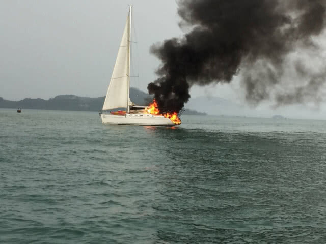 ฟ้าผ่าเรือใบสองท้องไฟไหม้ อ.ถลาง ผู้โดยสารต่างชาติ 9 คนปลอดภัย