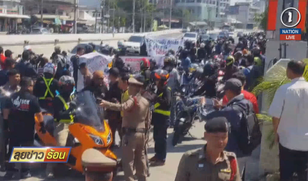 (คลิปข่าว) กลุ่มปลดแอกชาว 2 ล้อ ยื่นหนังสือขอยกเลิก ห้ามขึ้นสะพาน-ลอดอุโมงค์ (คลิปข่าว) กลุ่มปลดแอกชาว 2 ล้อ ยื่นหนังสือขอยกเลิก ห้ามขึ้นสะพาน-ลอดอุโมงค์