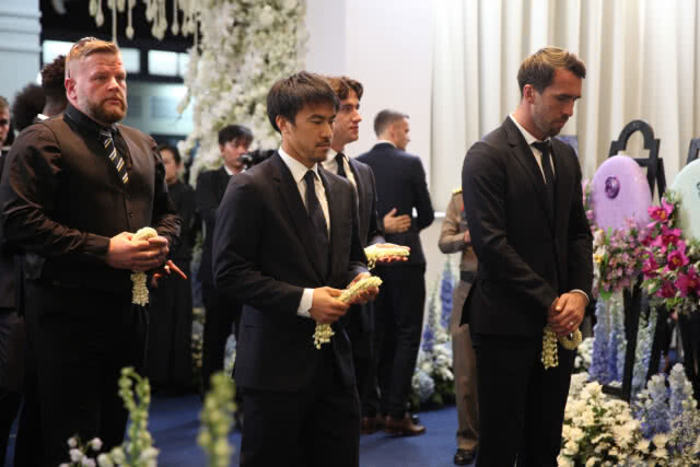 ภาพบรรยากาศนักเตะ "เลสเตอร์" เข้าคารวะศพ "เจ้าสัววิชัย"