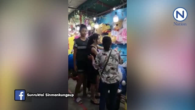 กระหน่ำแชร์...แม่ค้าร้านขว้างกระป๋องฉุนลูกค้าหาว่าโกงแถมผลักกระเด็น