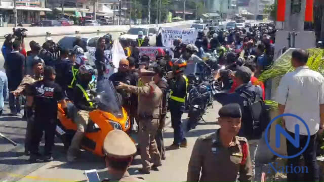 กลุ่มปลดแอกชาว 2 ล้อรวมตัวทวงสิทธิใช้อุโมงค์รัชโยธิน