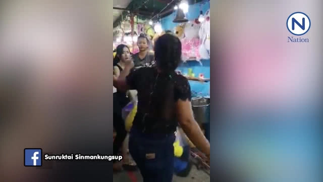 กระหน่ำแชร์...แม่ค้าร้านขว้างกระป๋องฉุนลูกค้าหาว่าโกงแถมผลักกระเด็น