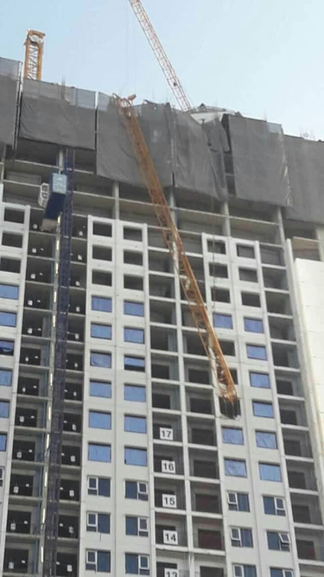 ระทึก! เครนถล่มทับคนงาน ดับ 1