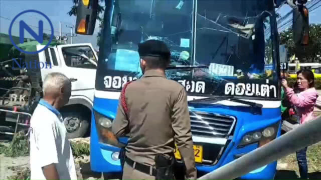 หวิดดับหมู่  18 ล้อชนรถเมลล์เจ็บ 8 ราย
