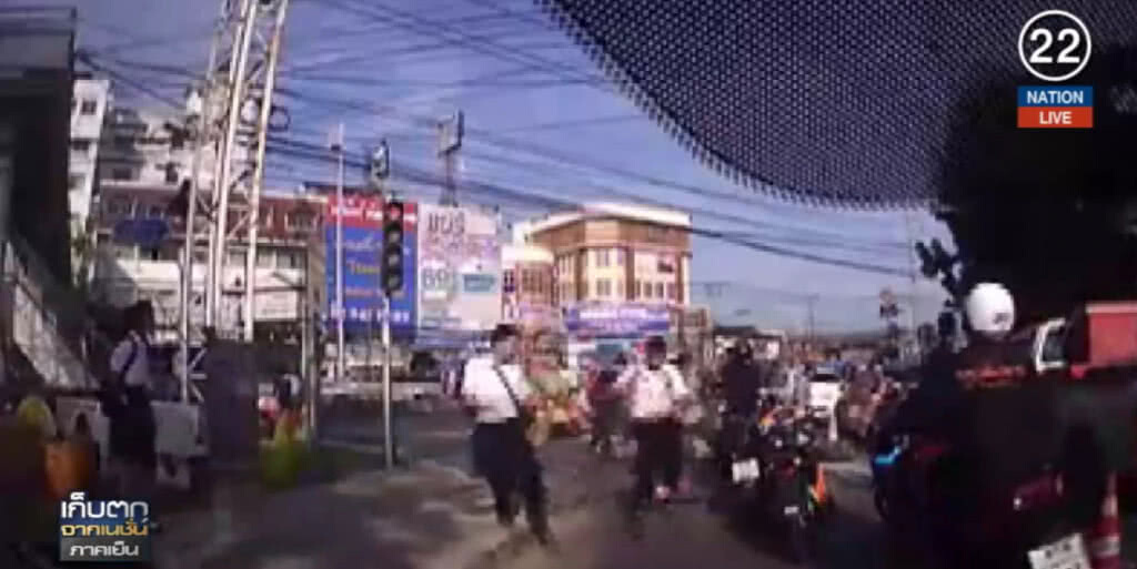 (คลิปข่าว) หญิงเป็นเหตุ นร.ยกพวกตะลุมบอนกลางแยกไฟแดง (คลิปข่าว) หญิงเป็นเหตุ นร.ยกพวกตะลุมบอนกลางแยกไฟแดง