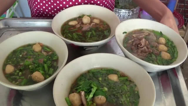 เมนูสุดแหวก!! ก๋วยเตี๋ยวเรือน้ำตกใส่ไข่มุก