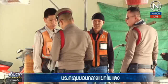 (คลิปข่าว) หญิงเป็นเหตุ นร.ยกพวกตะลุมบอนกลางแยกไฟแดง