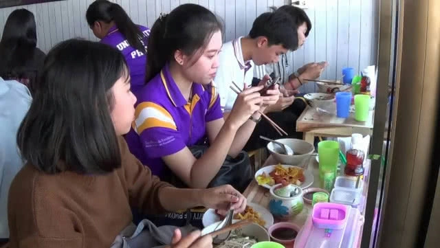 เมนูสุดแหวก!! ก๋วยเตี๋ยวเรือน้ำตกใส่ไข่มุก