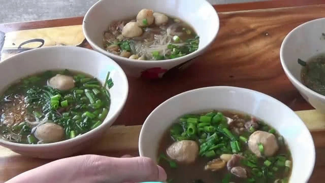 เมนูสุดแหวก!! ก๋วยเตี๋ยวเรือน้ำตกใส่ไข่มุก