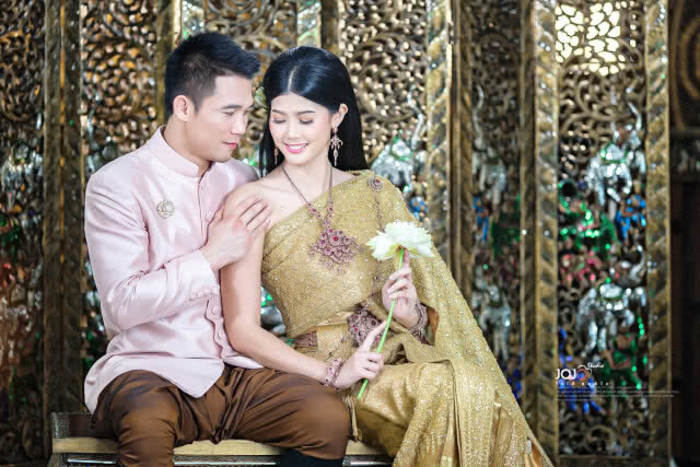 มาแล้ว!! ภาพพรีเวดดิ้ง "ศรีสะเกษ-จ๊ะจ๋า" ในชุดไทย