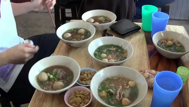 เมนูสุดแหวก!! ก๋วยเตี๋ยวเรือน้ำตกใส่ไข่มุก