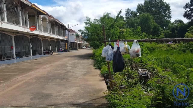 ชาวบ้านผุดไอเดีย "แขวนขยะ" บนที่สูงป้องกันหมาคุ้ยเขี่ย