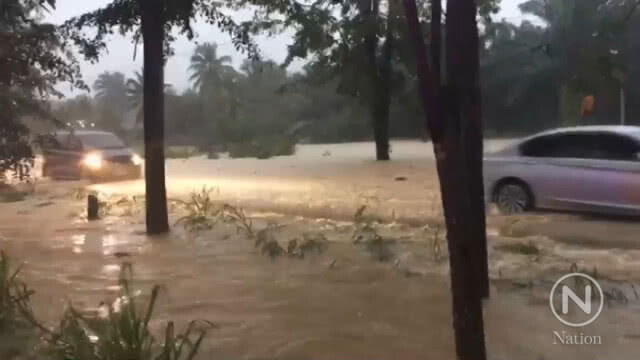 ฝนถล่มบางสะพานน้อยเส้นเพชรเกษมอัมพาต