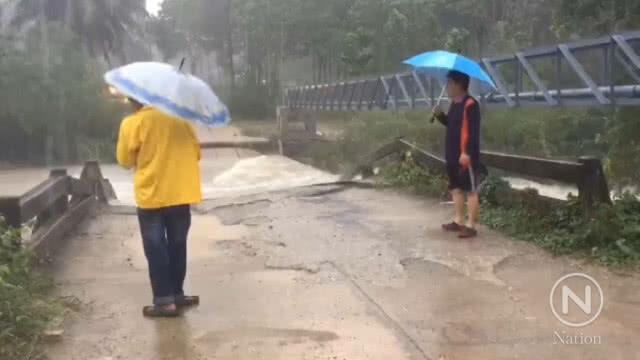 ฝนถล่มบางสะพานน้อยเส้นเพชรเกษมอัมพาต