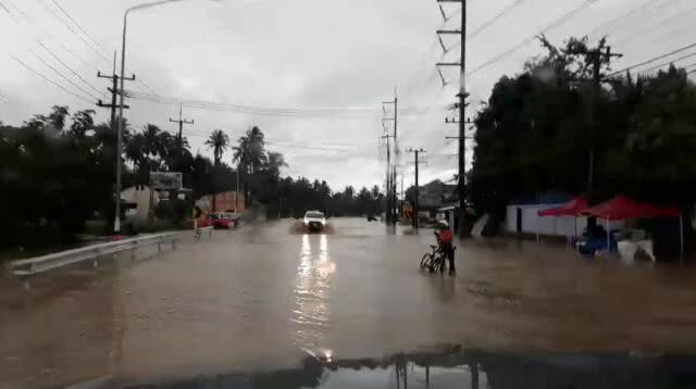 บางสะพานฝนตกต่อเนื่องน้ำทะเลขึ้นหนุนทำบางสะพานท่วมหนัก