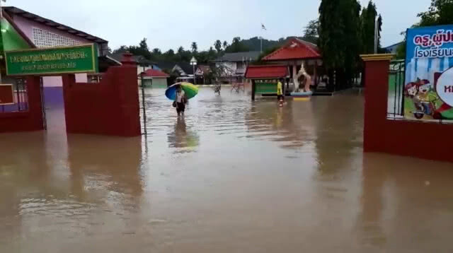 บางสะพานฝนตกต่อเนื่องน้ำทะเลขึ้นหนุนทำบางสะพานท่วมหนัก