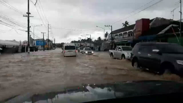 บางสะพานฝนตกต่อเนื่องน้ำทะเลขึ้นหนุนทำบางสะพานท่วมหนัก