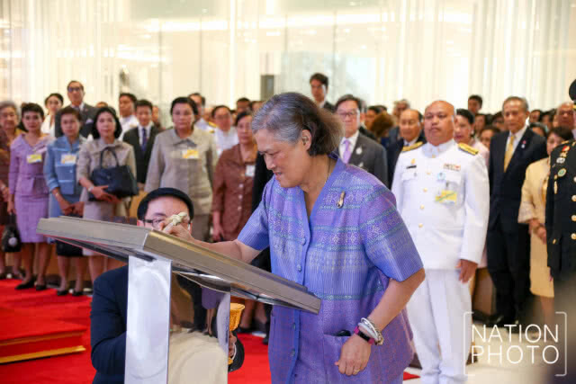 สมเด็จพระเทพฯ เสด็จพระราชดำเนินทรงเปิด "ไอคอนสยาม"
