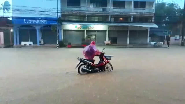 บางสะพานฝนตกต่อเนื่องน้ำทะเลขึ้นหนุนทำบางสะพานท่วมหนัก
