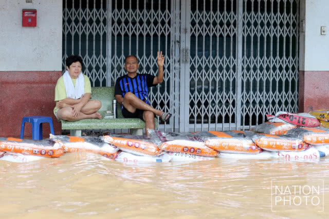 น้ำท่วมชุมพร อ่วม! คอยน้ำระบายลงสู่ทะเล