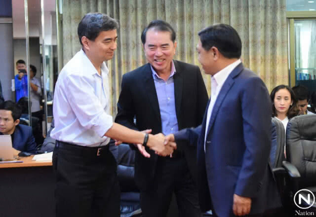 "มาร์ค" ชนะหยั่งเสียง หัวหน้า "ปชป."