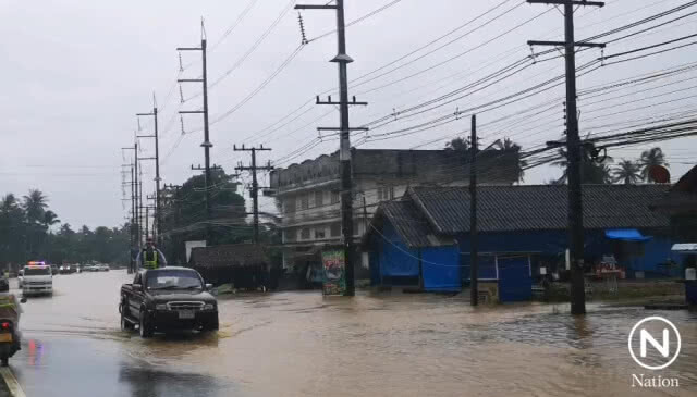 อ.บางสะพาน เฝ้าระวังฝนตกหนัก น้ำทะลักอีก 1 วัน