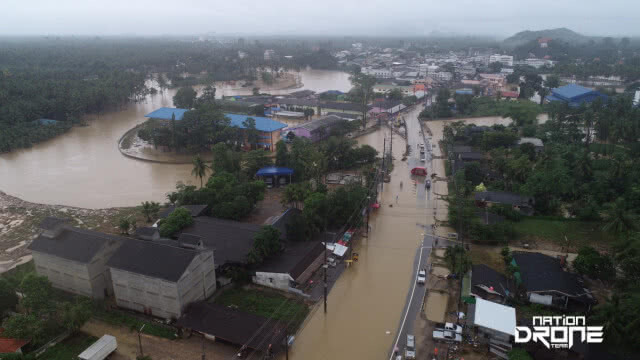 บางสะพาน ยังวิกฤติ! น้ำป่าไหลทะลักท่วมต่อเนื่อง