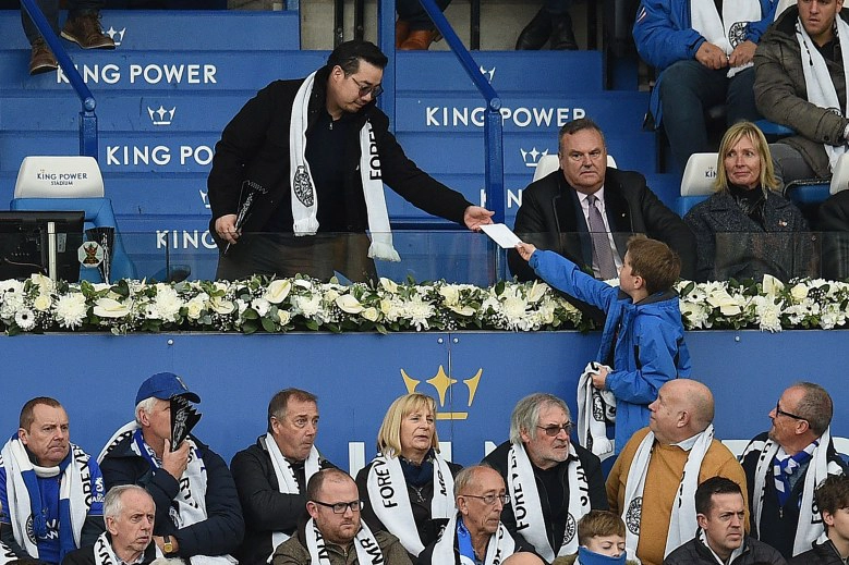 เลสเตอร์จัดพิธีไว้อาลัย "เจ้าสัววิชัย" สื่อนอกเผยภาพ "อัยย์วัฒน์" นั่งข้างเก้าอี้ "พ่อ"