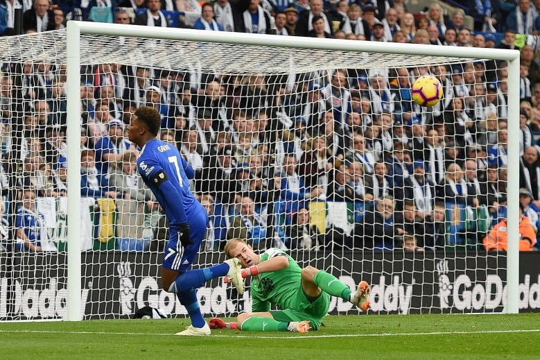 เลสเตอร์จัดพิธีไว้อาลัย "เจ้าสัววิชัย" สื่อนอกเผยภาพ "อัยย์วัฒน์" นั่งข้างเก้าอี้ "พ่อ"